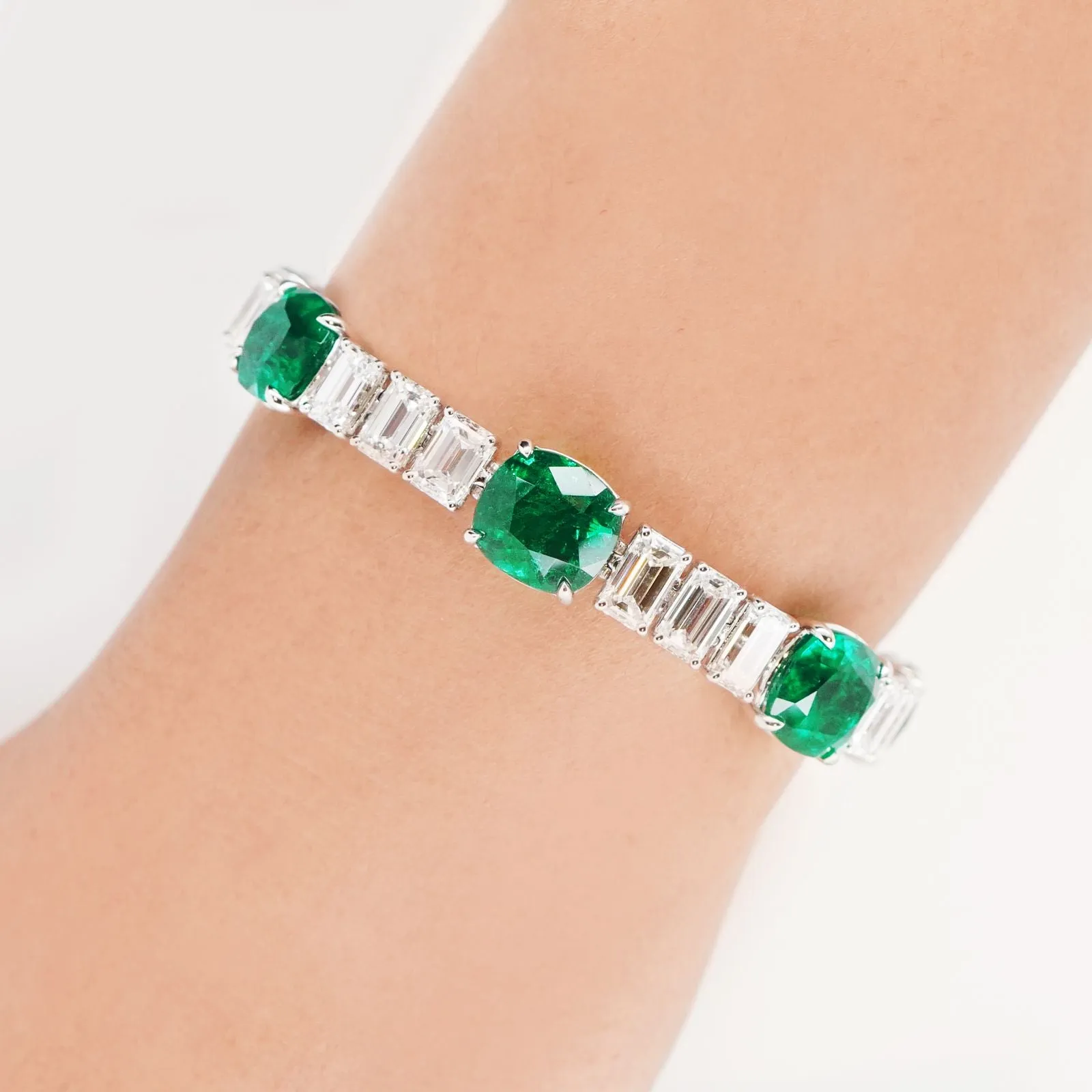 22.65 / 15.14 cts Minor Oil Colombian Emerald with Diamond Bracelet